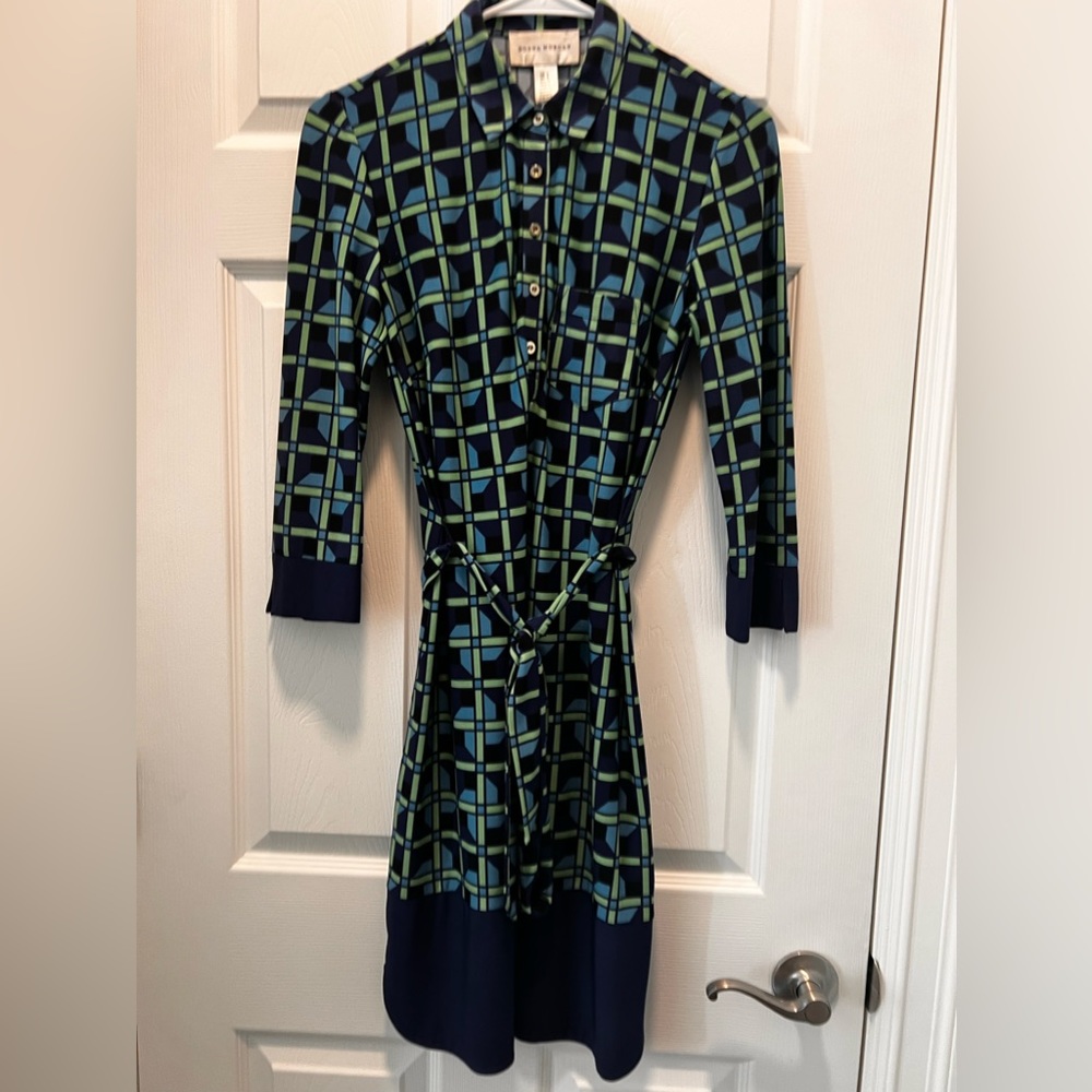 Geometric design dress! Jump in and go! Donna Morgan size 4.